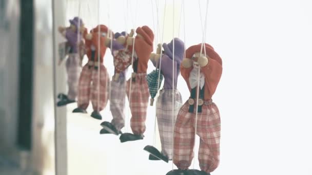 RAG poppen hangen in een rij op een touw — Stockvideo