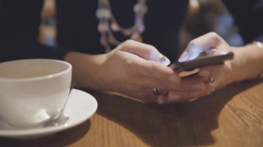 Cep telefonundan yazarak. Kız mesaj mesajdır