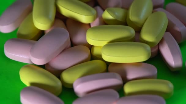 Tabletták elforgathatja zöld háttér. — Stock videók