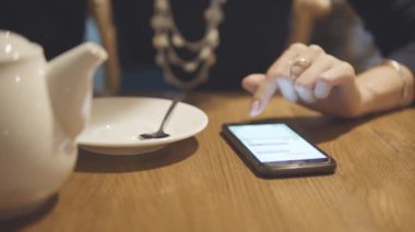 Ekran, parmağınızla dokunmak kız. Cep telefonu kafede kullanan kadın.