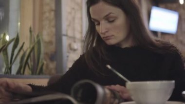 Kadın Restoran menü aracılığıyla arıyor