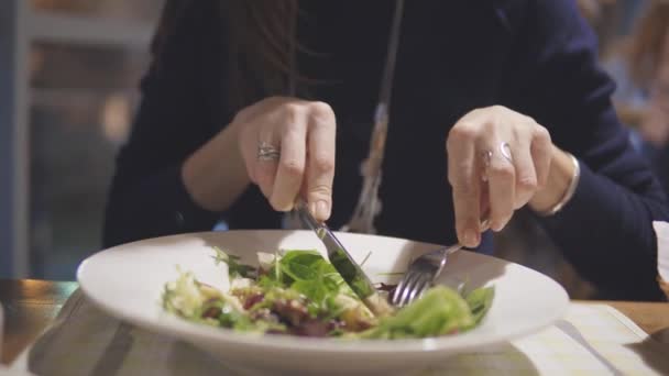 Женщина ест салат, закрывай — стоковое видео