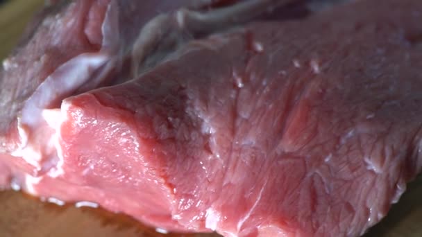 Rauw rundvlees vlees rotatie — Stockvideo