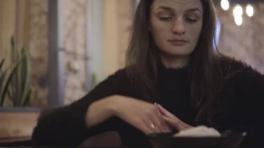 Kafede genç kadın artış yemek fişleri