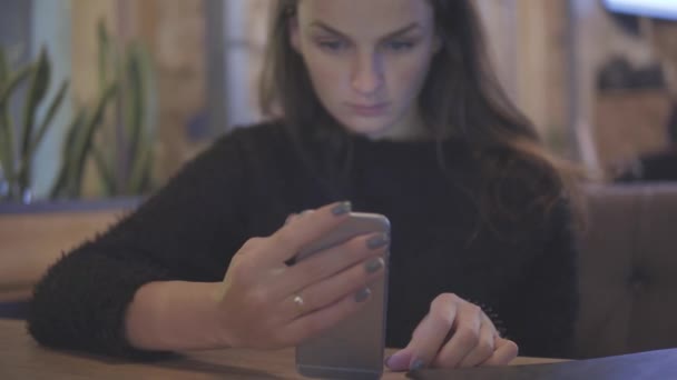 인터넷, 통신 및 기술 개념-카페에서 휴대 전화를 가진 여자 — 비디오