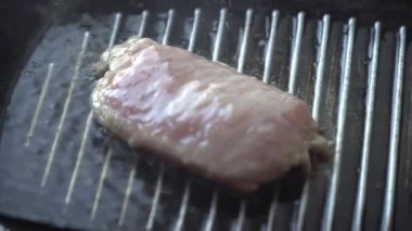 Pan çiğ biftek pişirme.