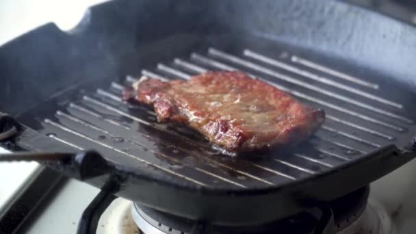 Rauwe biefstuk op de pan koken. — Stockvideo