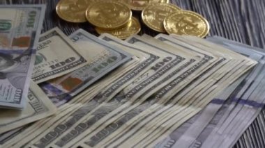 Biraz bozuk para Btc sikke 100 dolarlık faturalarında.