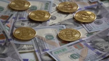 Biraz bozuk para Btc sikke 100 dolarlık faturalarında.