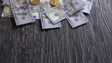 Biraz bozuk para Btc sikke 100 dolarlık faturalarında.