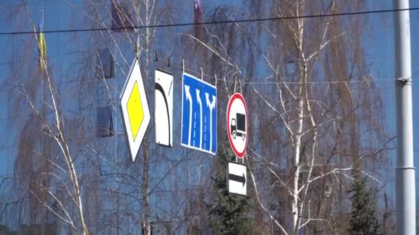 Dopravní značky viset přes silnici. — Stock video