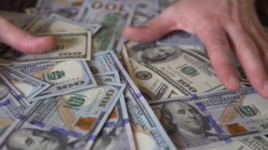 ahşap bir masa, banknotların arka plan üzerinde para el kesintiler
