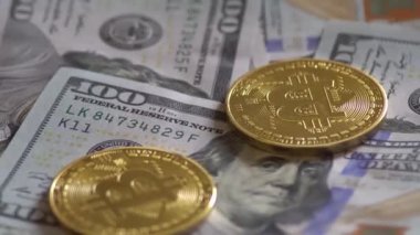 Biraz bozuk para Btc paraları dolar faturalarında döner. Sanal cryptocurrency.