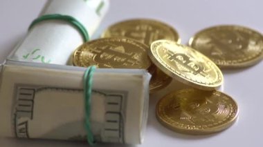 Altın bitcoin rulo ve bir para arka plan üzerinde döndürün. Dolar, euro