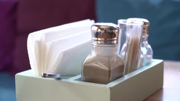 Tejido de mano femenina sacando de la caja en el café . — Vídeos de Stock