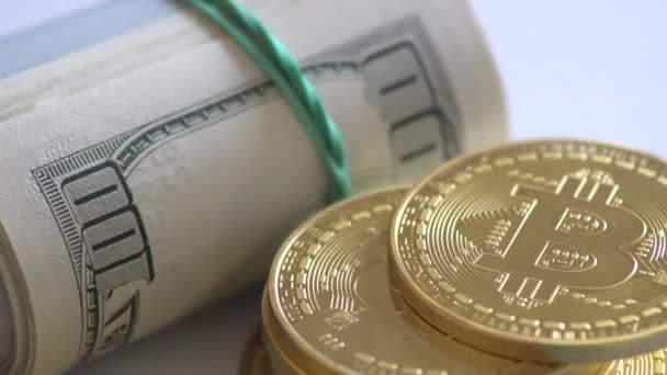 Oro rollo bitcoin y girar sobre un fondo de dinero. Dólar, euro — Vídeo de stock