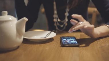 Ekran, parmağınızla dokunmak kız. Cep telefonu kafede kullanan kadın.