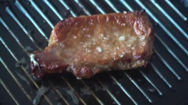 Pan çiğ biftek pişirme.