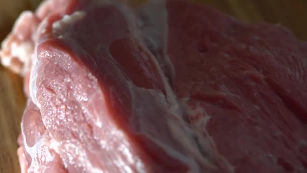 Rotation von rohem Rindfleisch — Stockvideo