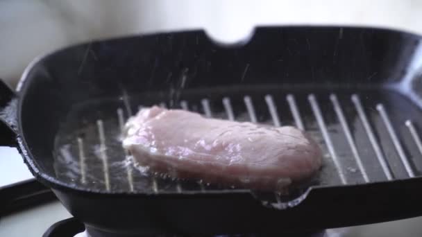 Matlagning rå biff på pannan. — Stockvideo
