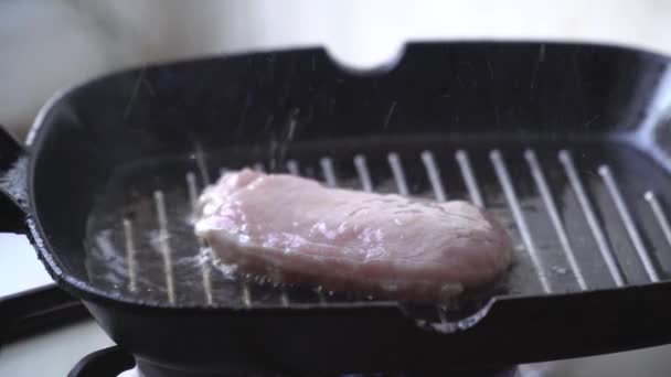 Cozinhar bife cru na panela . — Vídeo de Stock