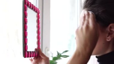 Onun yüz temizliğinde pamuk bez ile genç güzel kız.