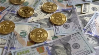 Biraz bozuk para Btc sikke 100 dolarlık faturalarında.