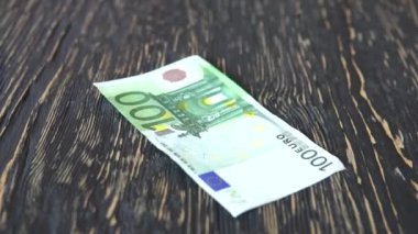 Euro banknot. Ahşap arka plan üzerine düşen para