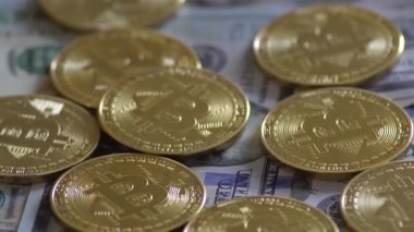 Biraz bozuk para Btc paraları dolar faturalarında döner. Sanal cryptocurrency.