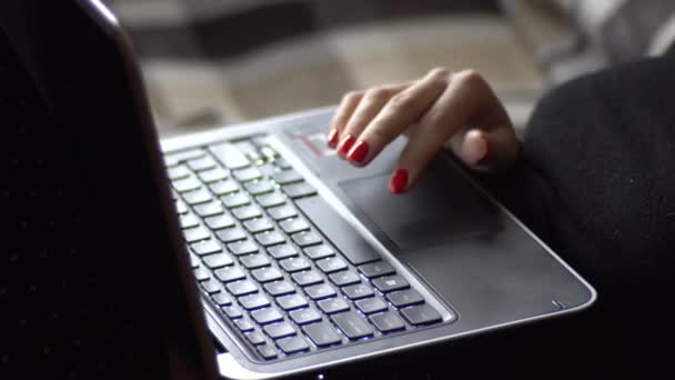 Primo piano delle mani femminili che lavorano e registrano sul computer portatile . — Video Stock