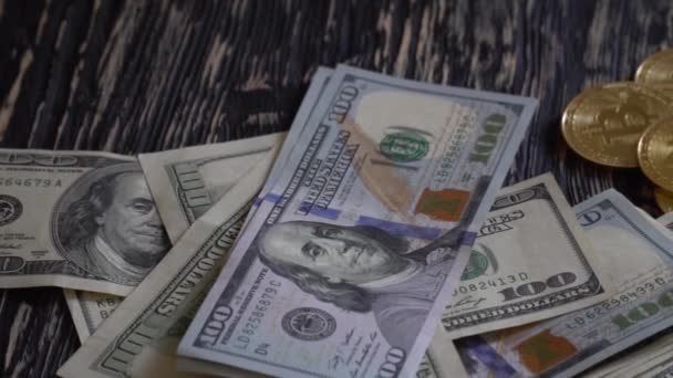 Bit Moneta Monete BTC su banconote da 100 dollari . — Video Stock