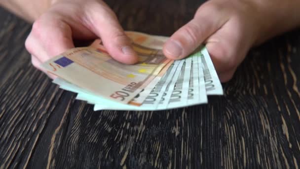 Manos contando billetes en euros — Vídeo de stock