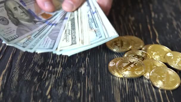 Cambiar bitcoin por dólares en efectivo — Vídeo de stock