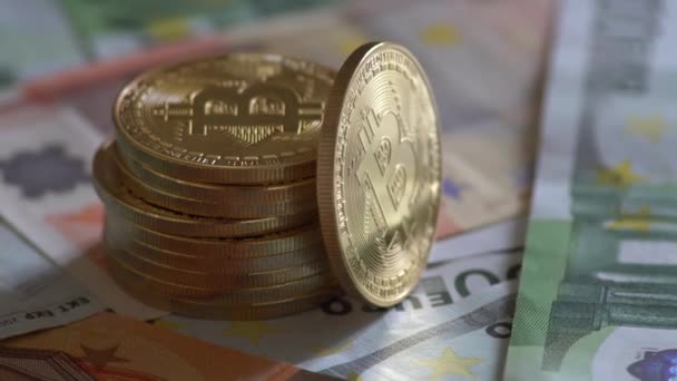 Χρυσή Bitcoins και τραπεζογραμμάτια ευρώ περιστρεφόμενη — Αρχείο Βίντεο