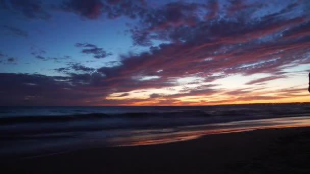 Tempo limite Pôr do sol sobre o mar — Vídeo de Stock