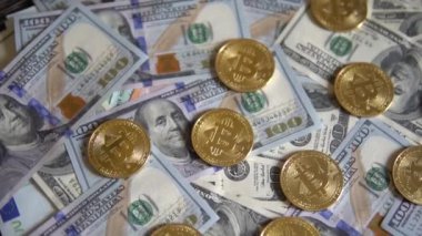 Biraz bozuk para Btc sikke 100 dolarlık faturalarında.