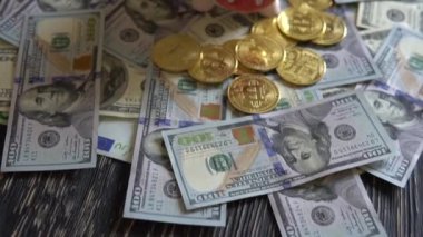Biraz bozuk para Btc sikke 100 dolarlık faturalarında.