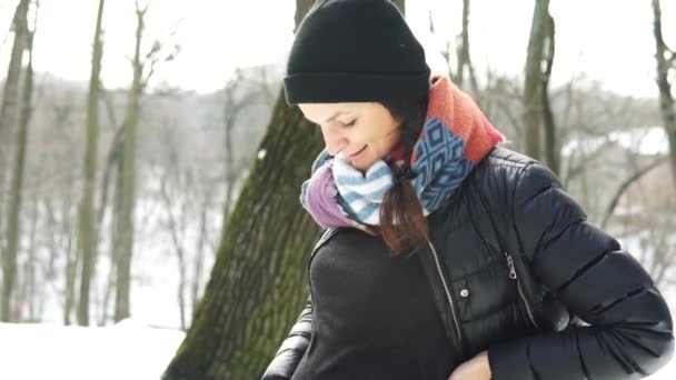 Schöne schwangere Frau im Winterpark — Stockvideo