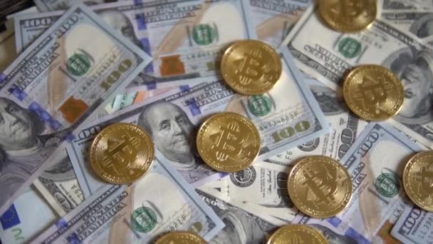 Монеты Bitcoin BTC на банкнотах в 100 долларов . — стоковое видео