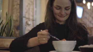 Kafede lezzetli çorba yemek çekici kadın.
