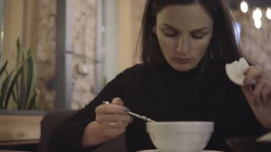 Kafede lezzetli çorba yemek çekici kadın.