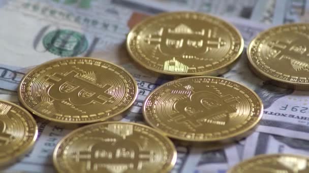 Beetje munt Btc munten draaien op rekeningen van dollars. Virtuele cryptocurrency. — Stockvideo