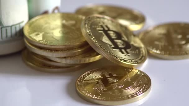Oro rollo bitcoin y girar sobre un fondo de dinero. Dólar, euro — Vídeos de Stock