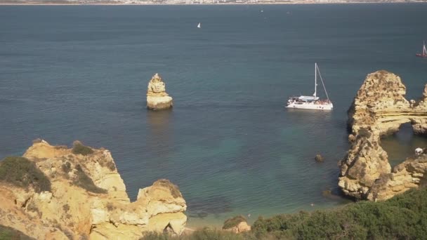 Aéreo de rochas naturais perto de Lagos no Algarve Portugal — Vídeo de Stock