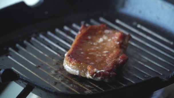 Cocinar filete crudo en la sartén . — Vídeos de Stock