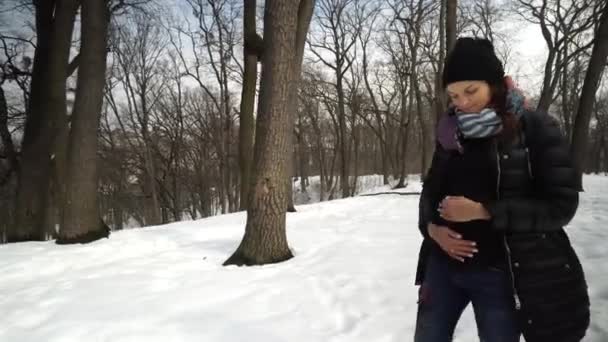 Beautiful pregnant woman in winter park — Stock Video