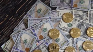 Biraz bozuk para Btc sikke 100 dolarlık faturalarında.