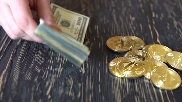 Bitcoin de câmbio por dólares em dinheiro — Vídeo de Stock