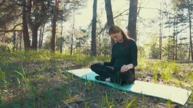 Genç hamile kadın dışında yoga yaparken.