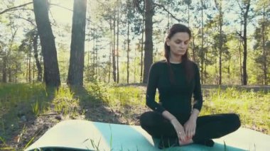 Genç hamile kadın dışında yoga yaparken.